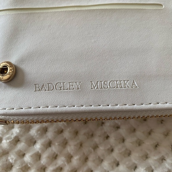 Badgley Mischka White Quilted Card Wallet - NWT - Picture 7 of 8